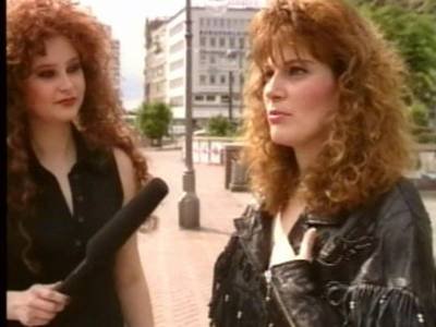 Im Vintage Sexfilm aus Deutschland bumst eine rothaarige Lady in Strapsen mit einem Fremden