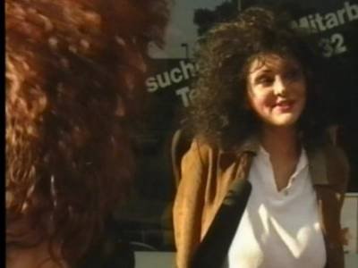Straßenumfrage führt zu einem spontanen Fick im deutschen Vintage Sexfilm
