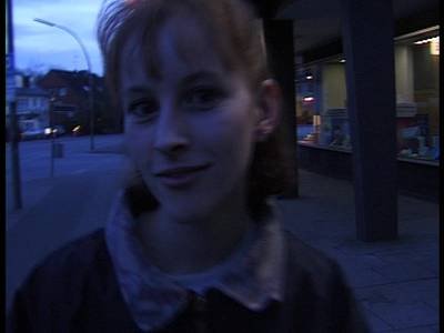 Amateurin mit Minitittchen kommt mit zum sponatenen Dildovideo Dreh