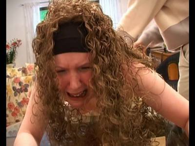 Teen kriegt ein Spanking bis die Pobacken rot glühen
