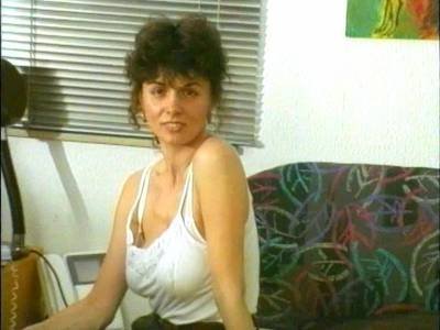 Beim Retrocasting präsentiert eine haarige Lady ihre schöne unrasierte Scheide