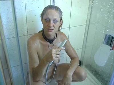 Deutsche Amateur Slut wird in der Dusche gefilmt