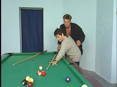 Reife Lady wird auf einem Billardtisch bestiegen