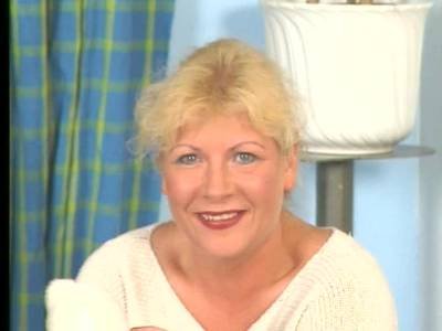 Überreife Blondine spielt beim Erotikcasting mit einem Dildo