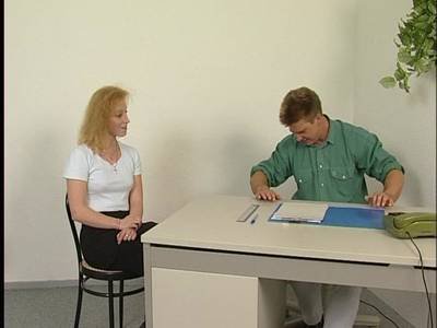 Strohblonde will Sozialhilfe und bekommt Sex im Büro des Beamten