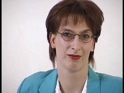 Deutsche Brillenträgerin experimentiert mit einem Vibrator