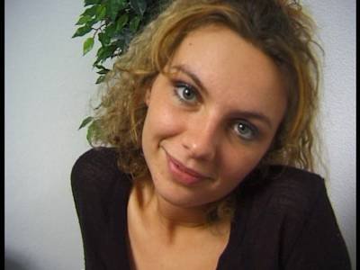 Blondine mit süßem Lächeln fingert sich die noch süßere Fut