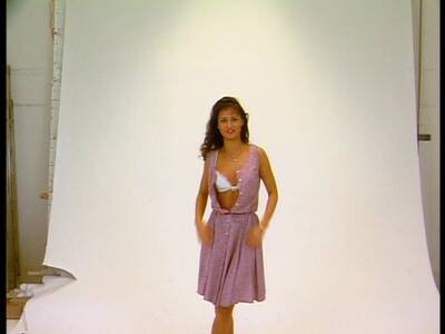 Brünettes Model lässt alle Hüllen fallen