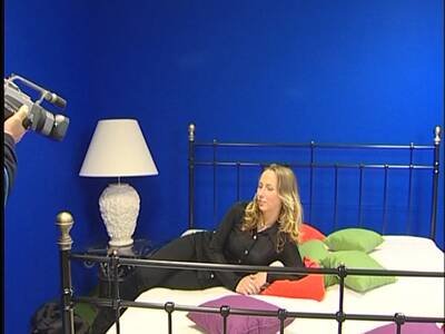 Blondine zieht sich beim Casting auf und öffnet das Blasmaul für den Casting Agent