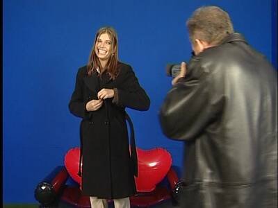 Model geht auf die Knie und saugt am Penis des Kameramanns