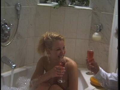 Couple bumst erst in der Wanne und dann im Bett