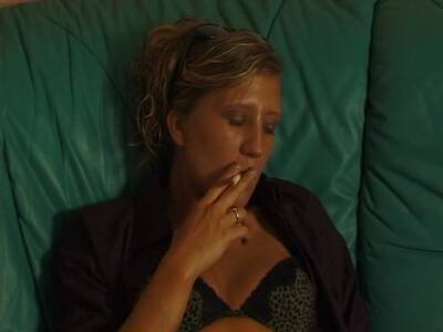 Raucherin gönnt sich erst eine Zigarette und dann ihren Dildo