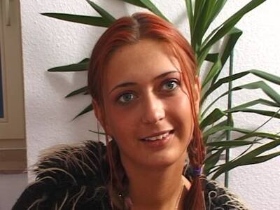 Rothaarige nimmt beim Casting einen kleinen Lümmel in den Mund