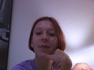 Niedliches Redhead zeigt wie es sich die Scheide fingert