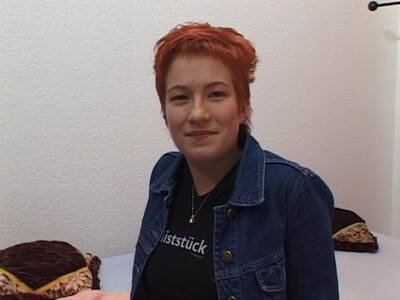 18 jähriges Amateur Redhead lässt sich beim Masturbieren aufnehmen