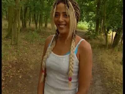 Begegnung in Wald führt zu Dildospielchen und Blowjob