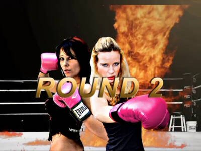Annika Bond und Xania Wet beim Schlammcatchen