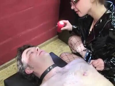 Domina tröpfelt im SM Studio Wachs auf ihren Sub