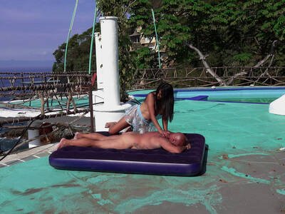 Latina wird im Outdoor Massage Porno anal gepoppt