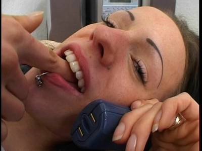 Beim Telefonsex muss sich die Schlampe einfach fingern