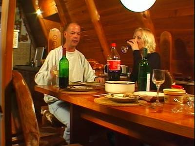 Nach einem gemeinsamen Abendessen lässt die blonde Fickschlampe ihren Verehrer ran