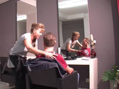 Frisörin geht ihrem Kunden an die Hose