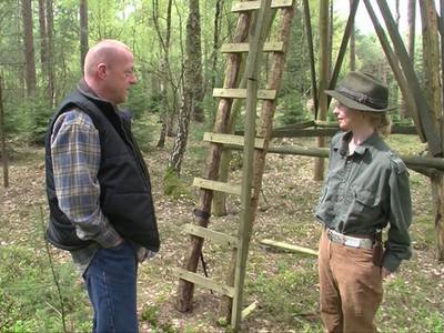 Försterin treibt es mit einem Mann im Wald