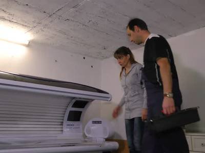Milf verführt den Solarium Techniker