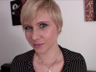 Deutscher testet eine kurzhaarige Blondine beim Point of View Sex Casting