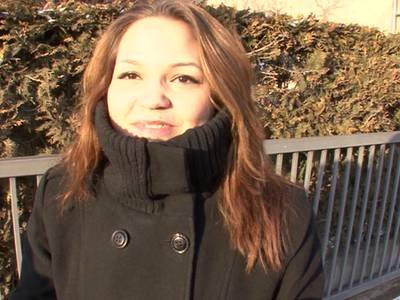 Berliner Amateurin nimmt Geld an und bekommt einen Schwanz in Mund und Möse