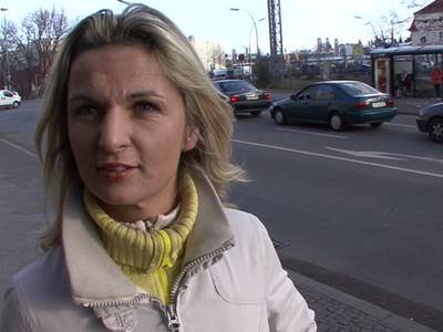 Blonde lässt sich auf Berlins Straßen anquatschen und kommt spontan mit zum Bumsvideo Dreh
