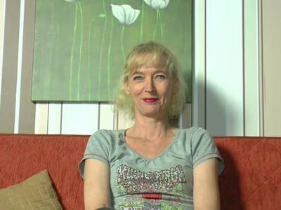 Beim Casting hält ein deutsches Mature die reife Pussy in die Kamera