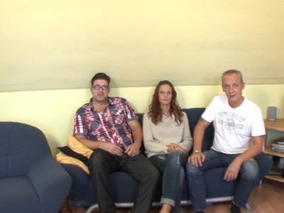 Milf mit rotem Haar möchte einen Dreier mit ihrem Gatten und einem zweiten Mann