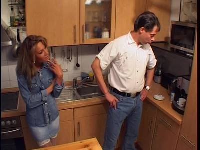 Blonde Nachbarin lässt den Mann von nebenan ran